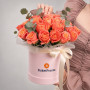 Композиция из 25 коралловых роз в коробке — вид 2